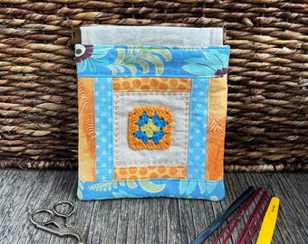 Bolsa para ferramentas Grandma Square: tricô e crochê, estrutura com fecho de pressão, bolso dividido.