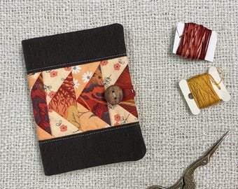Livro de agulhas para patchwork com bolso para tesoura