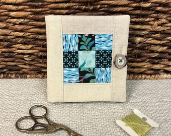 Porta-agulhas com bolsos / patchwork / tecido floral / costura / bordado / patchwork inglês