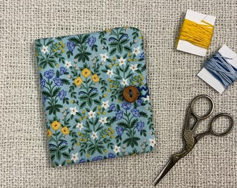 Porta-agulhas floral com bolso para tesoura