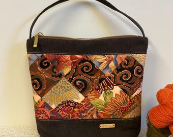 Bolsa com alça superior e zíper, com nécessaire, patchwork, tons terrosos.