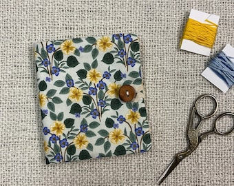 Porta-agulhas floral com bolso para tesoura