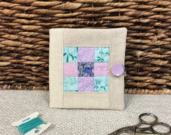 Porta-agulhas com bolsos / patchwork / tecido floral / costura / bordado / patchwork inglês