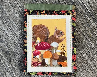 Capa para Kindle Paperwhite com estampa de esquilo para o outono.
