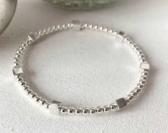 Pulseira de prata esterlina com contas, joia minimalista para usar em conjunto com outras pulseiras.