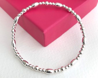 Pulseira de prata esterlina com contas, estilo minimalista e elástico.
