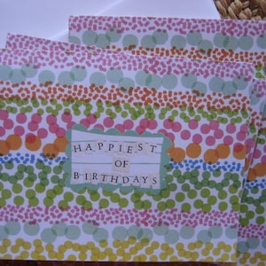 Juego de tarjetas con puntos de colores para el cumpleaños más feliz