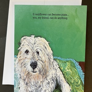 Tarjeta de nota individual con perro blanco sobre fondo verde, a partir de una pintura/collage original