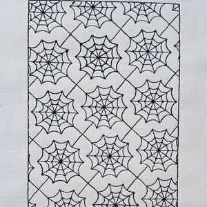 Könnte beinhalten: Eine Schwarzweißillustration eines Spinnennetzmusters. Das Netz wird in einem Rastermuster wiederholt.