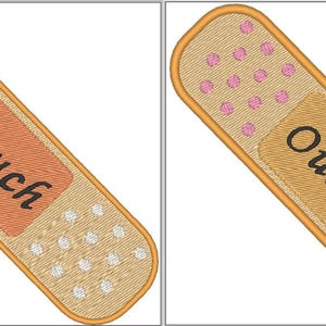 Può includere: Due toppe ricamate a forma di cerotto con la scritta "Ouch" in testo nero. Una toppa ha punti rosa e l'altra ha punti blu.