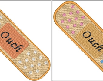 Puede incluir: Dos parches bordados con forma de vendas con la palabra "Ouch" en texto negro. Un parche tiene puntos rosas y el otro tiene puntos azules.