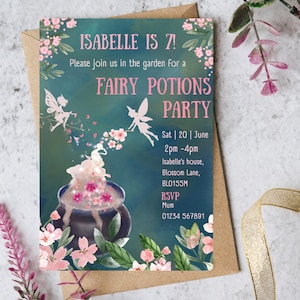 Puede incluir: Una tarjeta de invitación rectangular con fondo verde oscuro, detalles florales rosas, dos siluetas de hadas blancas y un caldero oscuro. El texto dice: ISABELLE IS 7! Please join us in the garden for a FAIRY POTIONS PARTY Sat | 20 | June 2pm -4pm Isabelle's house, Blossom Lane, BL0155M RSVP Mum 01234 567891.