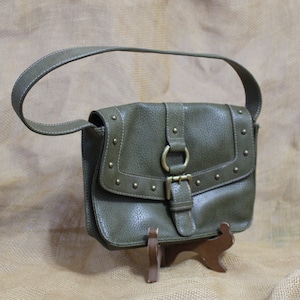 Cartera de piel sintética con textura verde, hebilla y tachuelas doradas de Tommy Hilfiger - Bolso de mano Tommy Hilfiger