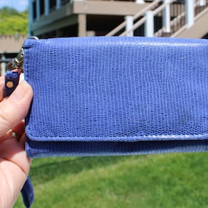 Blue Faux Snake Skin Wallet por Charlotte Russe - Small Blue Ladies Wristlet Wallet