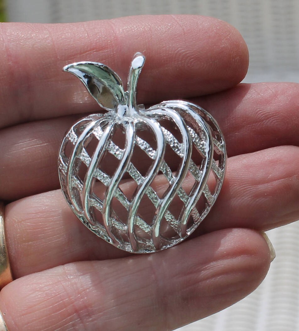 4 Images 1 Mot Pomme Argent Pomme Pin en treillis / broche / pendentif dans le ton argent | Etsy
