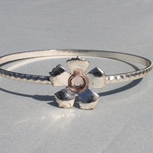 Thin Silver Tone Metal Bangle Bracelet with Daisy Flower - Thin Silver Flower Bangle Bracelet with Rhinestone