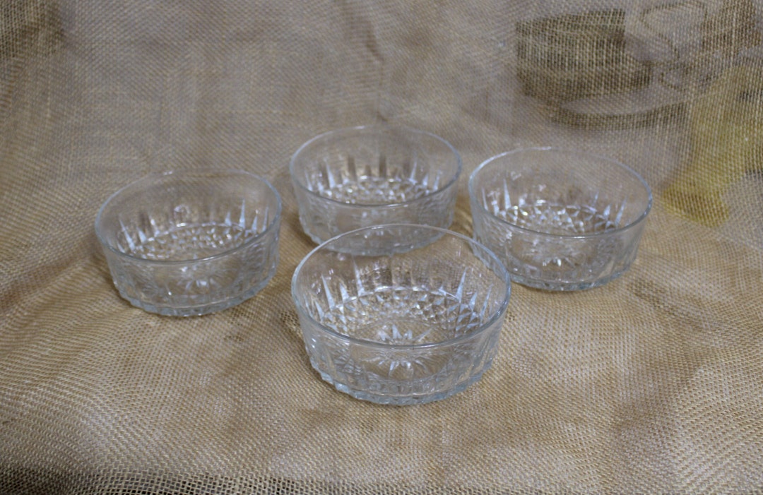 Set of 4 Arcoroc Glass Salad Bowls in the Diamant Pattern Glass Salad Bowl Set With Diamond