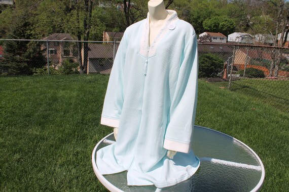 Robe in a quilted Aqua knit with White Trim and E… - image 3