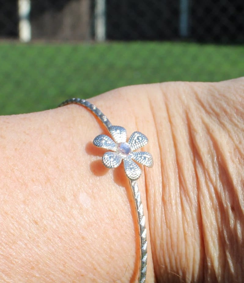 Thin Silver Tone Metal Bangle Bracelet With Rhinestone Daisy