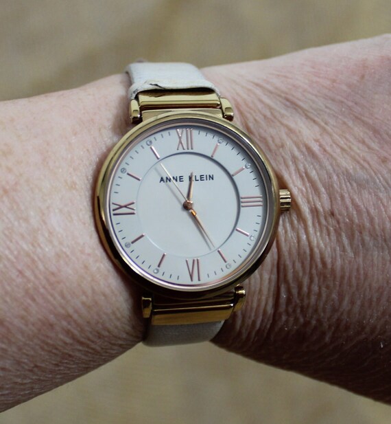 Ladies Analog Watch With Crystal Markers and Cream Leather  display picture 1