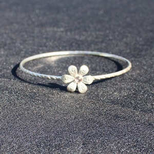 Thin Silver Tone Metal Bangle Bracelet with Rhinestone Daisy Flower - Thin Silver Flower Bangle Bracelet
