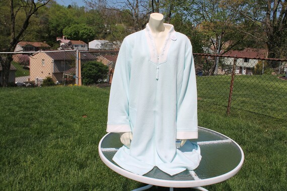 Robe in a quilted Aqua knit with White Trim and E… - image 2