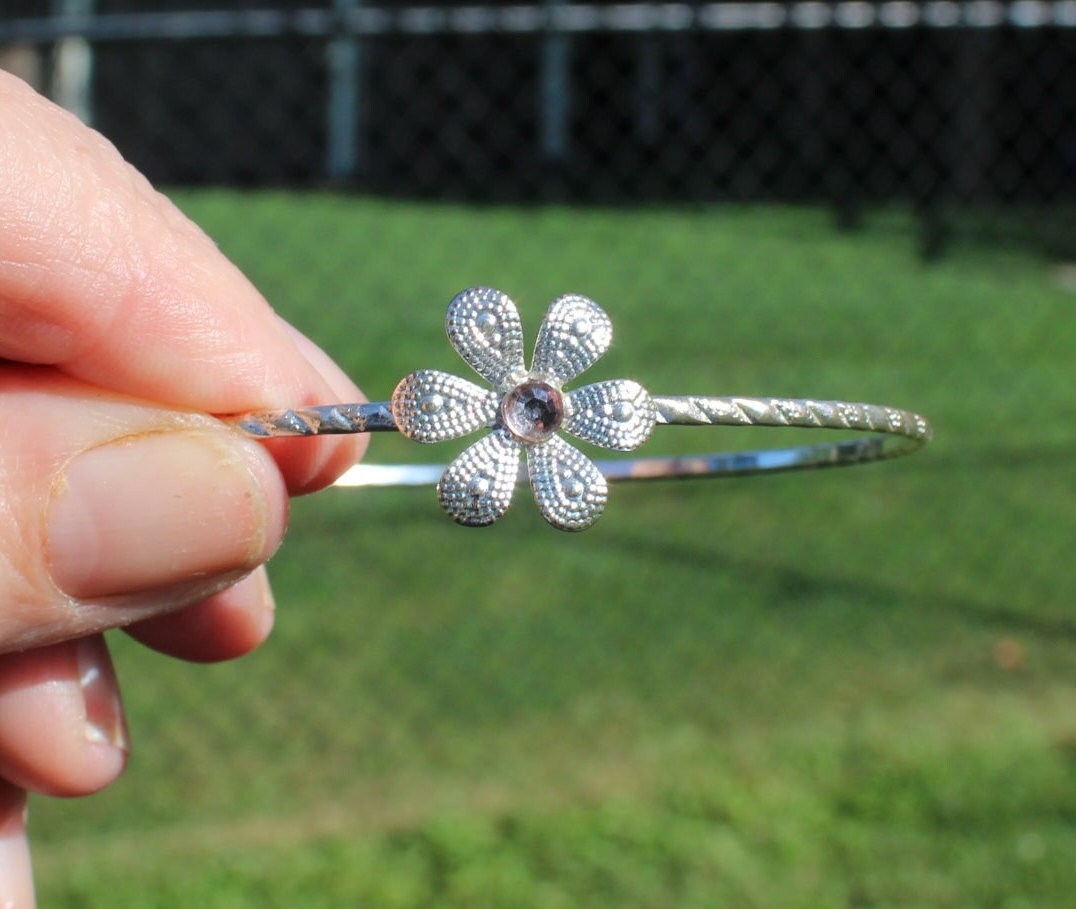 Thin Silver Tone Metal Bangle Bracelet With Rhinestone Daisy
