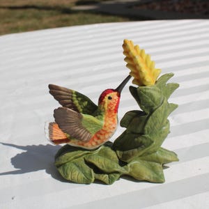 Allen&#39;s Hummingbird with Aphelandra (Saffron Spike Zebra Plant) Figurine / Statue by Bronson 1996
