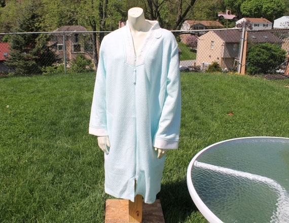 Robe in a quilted Aqua knit with White Trim and E… - image 1