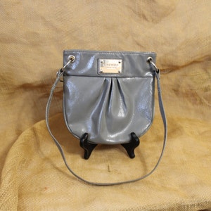 Bolso / cartera con asa de vinilo texturizado gris brillante de Nine West - Bolso de hombro gris de Nine West
