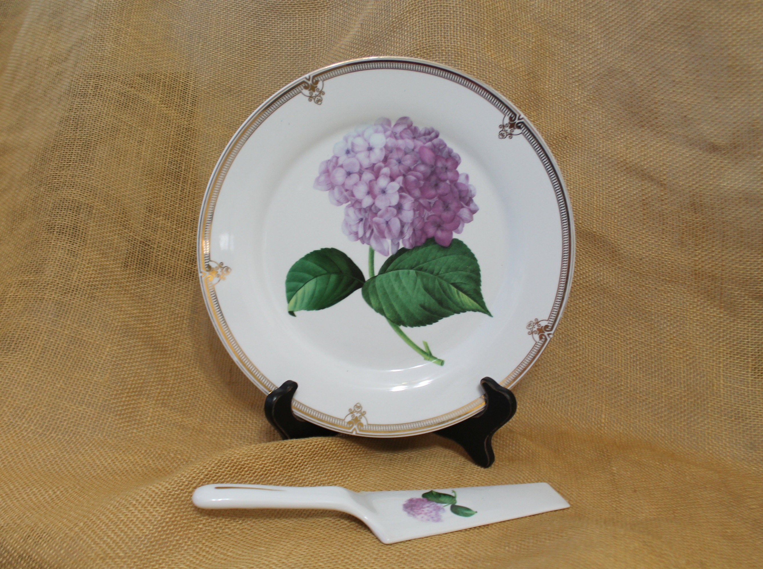 Madison and Max at Home Hydrangea Design Matching Server Porcelain China Cake Plate Vintage Detailed Gold Trim