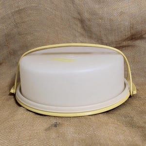 Tupperware Round Pie Cake Keeper and Carrier in Harvest Gold