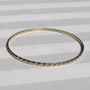 Gold Tone Metal Bangle Bracelet with Textured Zig Zag Pattern