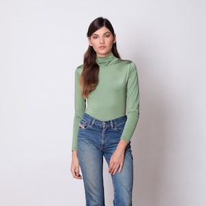 Groene body van lycra: turnpakje met lange mouwen en col