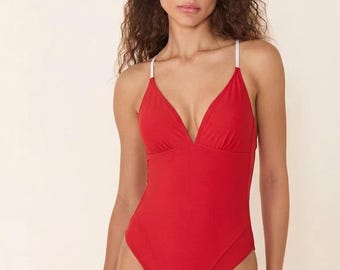 Maiô vermelho de uma peça com costas abertas - alças brancas cruzadas - modelo com decote nas costas