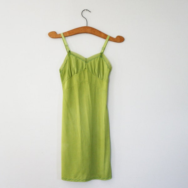 Vintage 50er Jahre Girls Hand-gef&auml;rbt Slip Kleid Chartreuse gr&uuml;n Upcycled Hand-gef&auml;rbt Nylon Slip - XXS