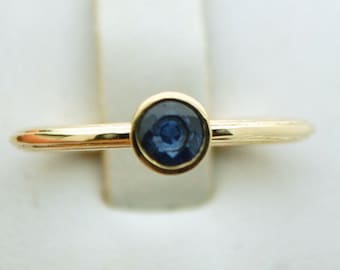 Sapphire Solitaire ring/Stackable sapphire ring 14kt yellow gold/Minimalist sapphire engagement ring STUNNING
