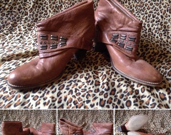 Brown faux leather little booties. 38 size