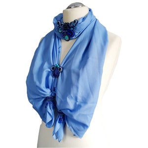 Collier foulard en bleu avec perles et franges, collier foulard, co51