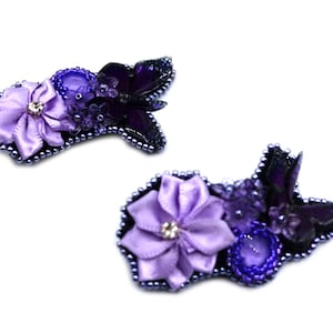 Twee kleine haarspeldjes met leliebloemen, vlinder en bloesems, hsp51