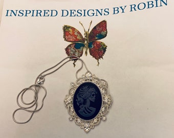 Hermoso cameo gótico de Lolita Lady Skull, fondo negro de Dama púrpura, montado en marco plateado en cadena de 24 pulgadas, , estilo gótico