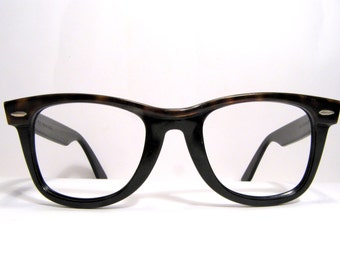 Ray Ban B&L Wayfarer frame vintage sunglasses 1980s tortoise black U.S.A softcase