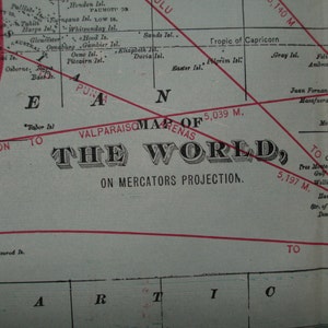 Puede incluir: Un mapa vintage del mundo en una proyección de Mercator. El mapa está impreso en blanco y negro con líneas rojas que indican la distancia entre varios lugares. El título del mapa es "THE WORLD, ON MERCATORS PROJECTION."