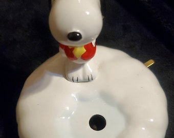 AS IS Vintage Ceramic Snoopy 1988 Christmas Holiday Music Box Charles M. Schulz Missing Pieces Broken Arm