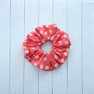 Scrunchie, Coral, Print, Daisy, Flowers, Cute, Daisy Scrunchie, Coral scrunchie, Hair Tie, Pony Tail, Elastic