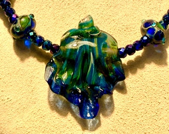 Beautiful 18-inch Shell Lampwork Focal Bead Necklace #2575