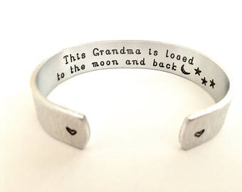 Grandma Gift - Grandma Mother's Day gift.  Grandma you are loved to the moon and back. Personalized Bracelet by thesilverswing