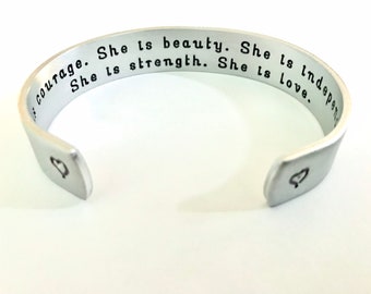 Sie ist Mut|Sie ist Schönheit|Sie ist Unabhängigkeit| Sie ist Stärke Sie ist Liebe|Inspirierendes Geschenk-Personalisiertes Armband|positive vibes