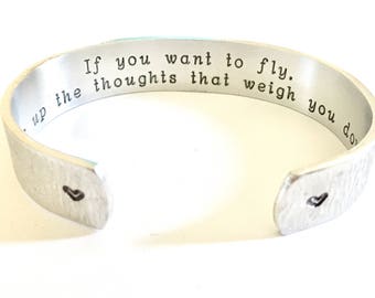 Wenn Sie fliegen möchten...Armband mit positiver Botschaft, Manschette zur täglichen Inspiration, personalisiertes Geschenk, Weihnachtsgeschenk, von thesilverswing