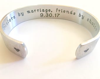 Geschenk für Schwägerin, Brautjungferngeschenk, personalisieren Sie Ihr Armband mit Ihrer Nachricht, von TheSilverSwing